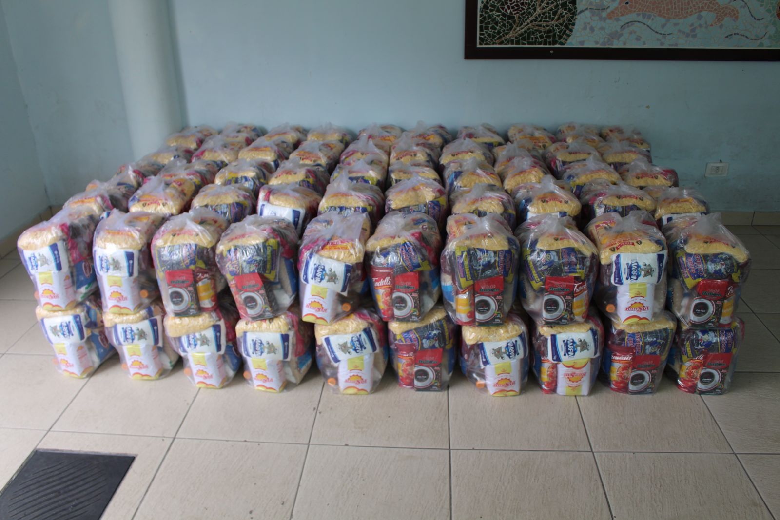 100 cestas básicas foram entregues para a Fepe, que atende pessoas com deficiências múltiplas