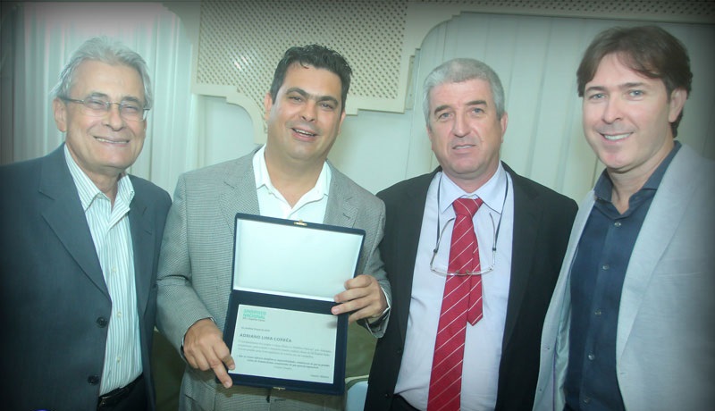 Após a apresentação da diretoria, o ex-presidente Adriano Corrêa foi homenageado.