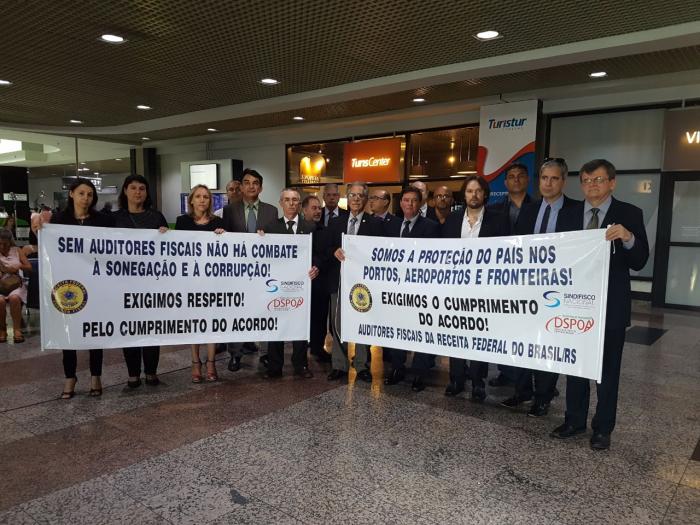Auditores fiscais da Receita Federal protestam no aeroporto Salgado Filho