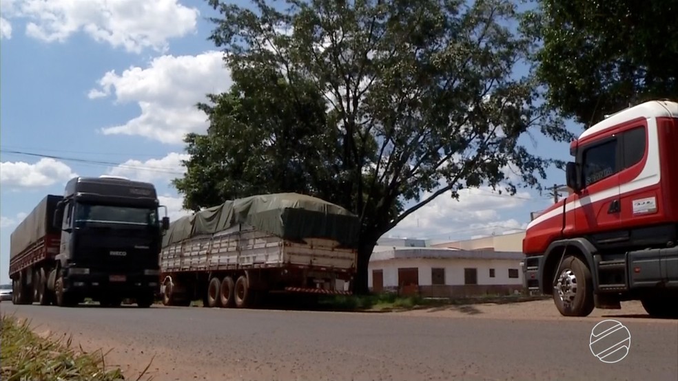 Greve de auditores provoca fila de caminhões em MS, na fronteira Brasil - Paraguai