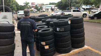 Receita Federal apreende quase 1.000 pneus em Umuarama