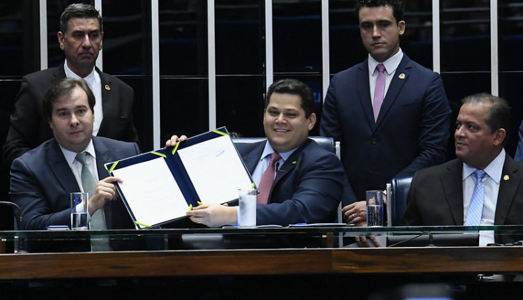 Deputados cobram fatura da reforma da Previdência e ameaçam Bolsonaro
