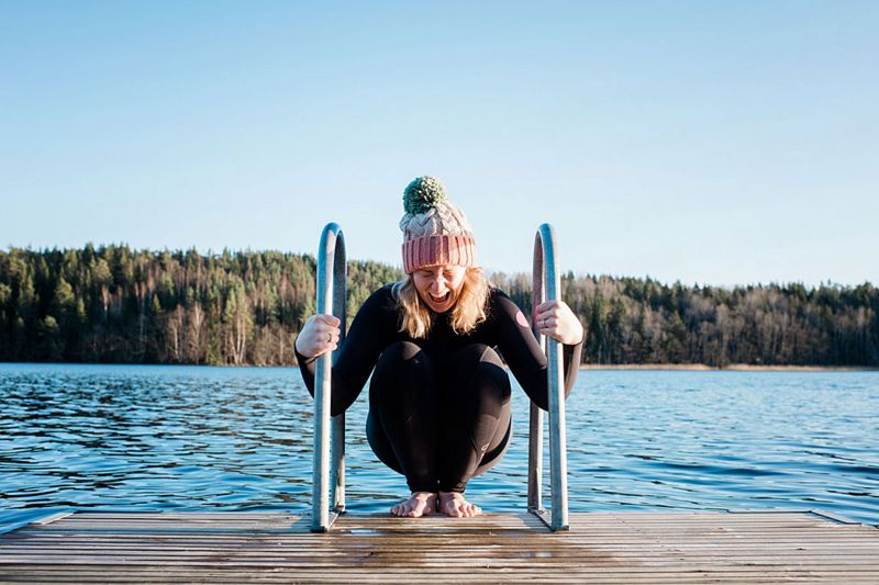 A natação de inverno é uma tradição em vários países europeus, como a Suécia, onde esta menina está prestes a entrar em um lago