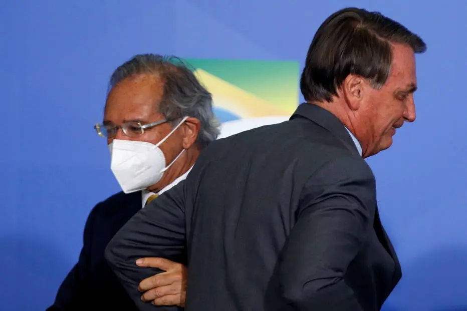 De olho em reeleição, Bolsonaro encomenda a Guedes reajuste para servidores em 2022
